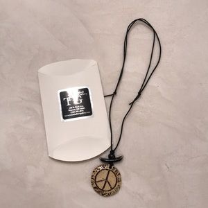 Ceramic pendant necklace